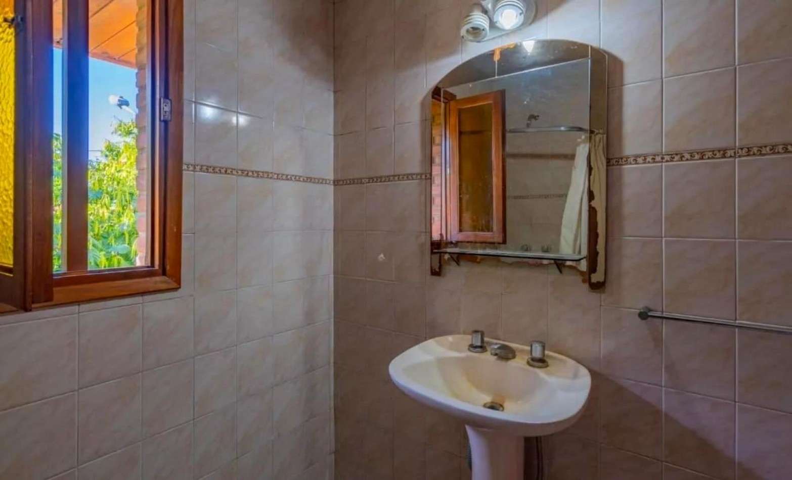 Casa a la venta tres ambientes, excelente estado. 