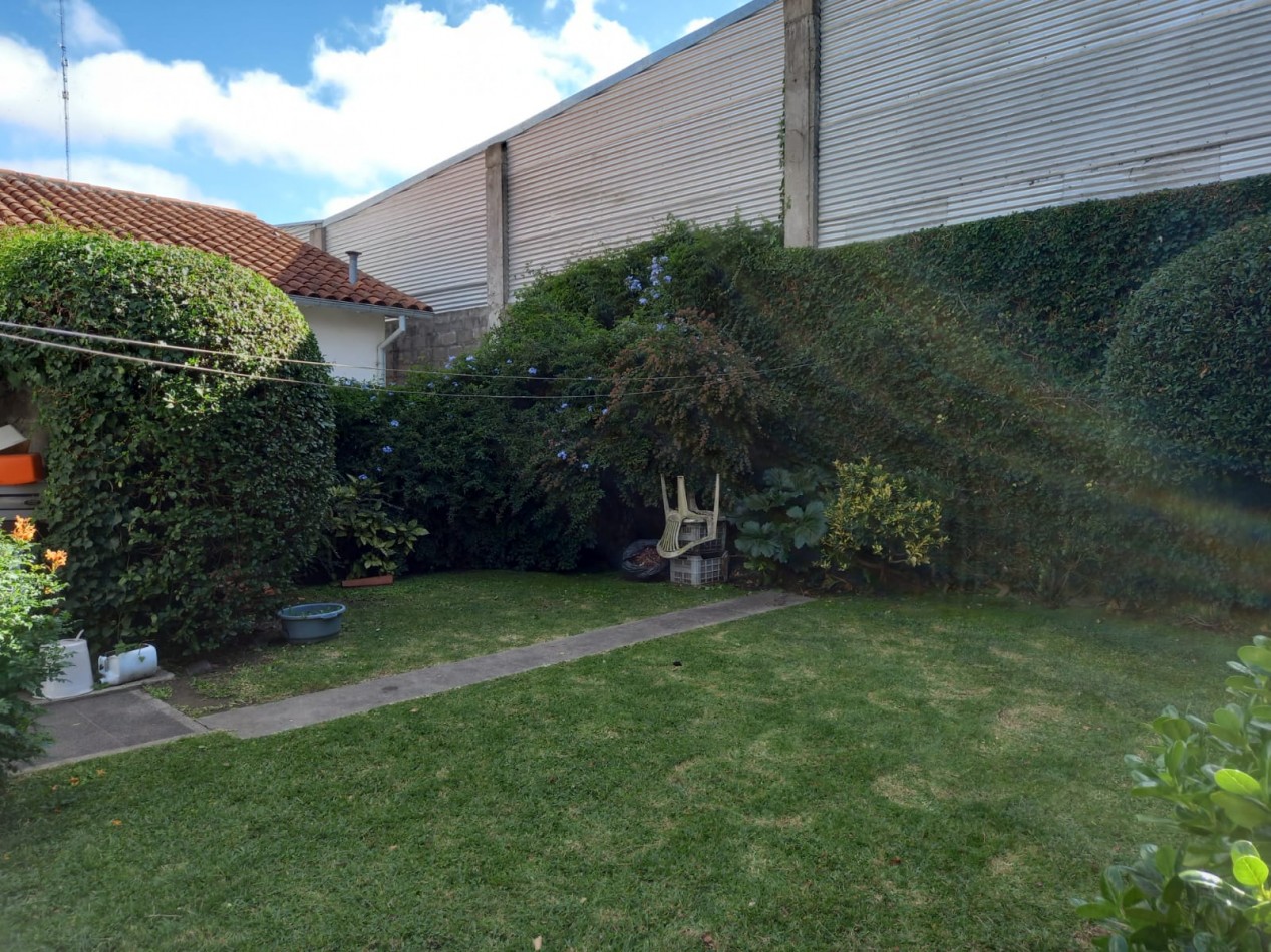 CHALET 3 AMB CON DEPENDENCIA, PARQUE Y GARAGE - ZONA: VILLA PRIMERA