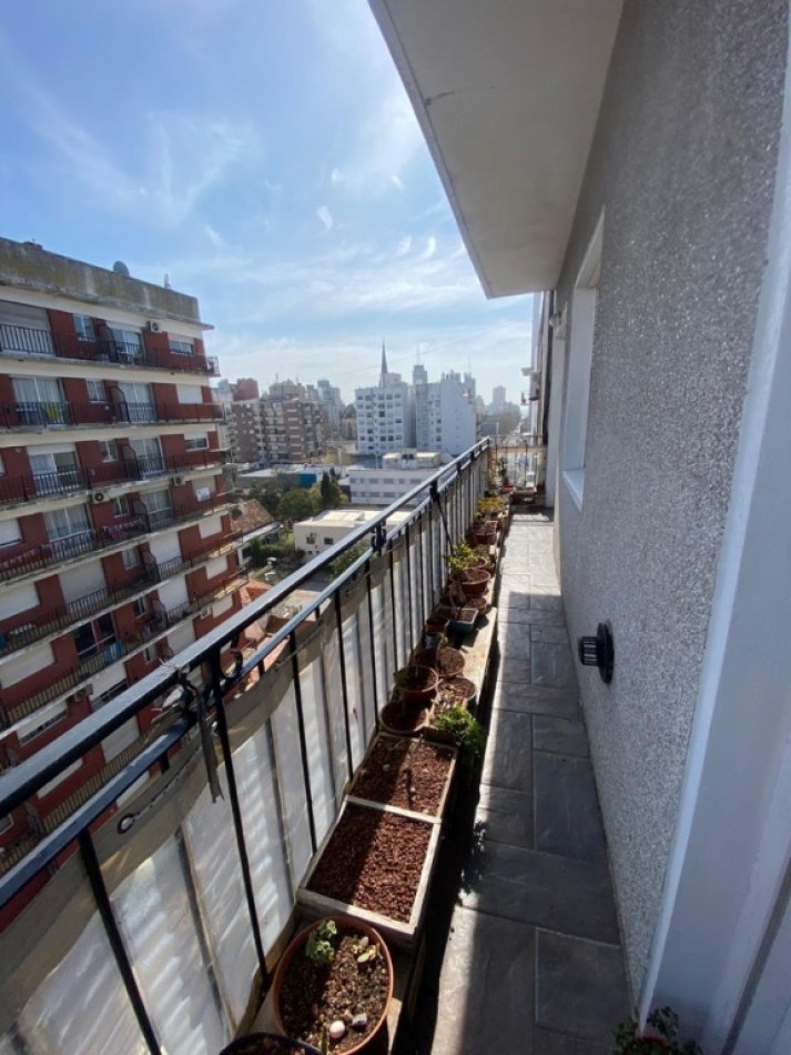 SEMIPISO 3 AMB AL FRENTE CON BALCON CORRIDO - ZONA: CENTRO