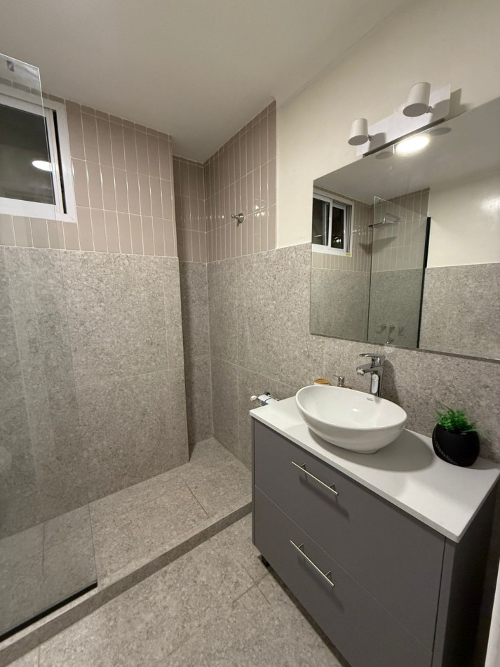 Venta Departamento 3 ambientes a la calle con balcon, reciclado y amoblado