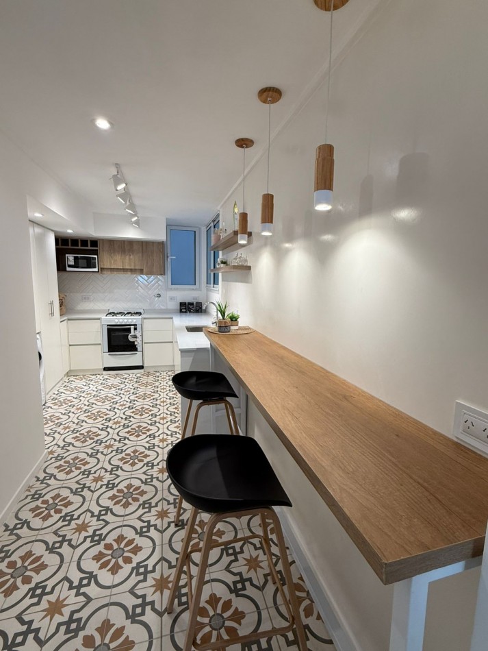 Venta Departamento 3 ambientes a la calle con balcon, reciclado y amoblado