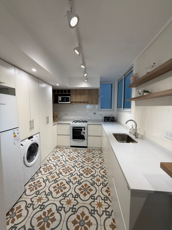 Venta Departamento 3 ambientes a la calle con balcon, reciclado y amoblado