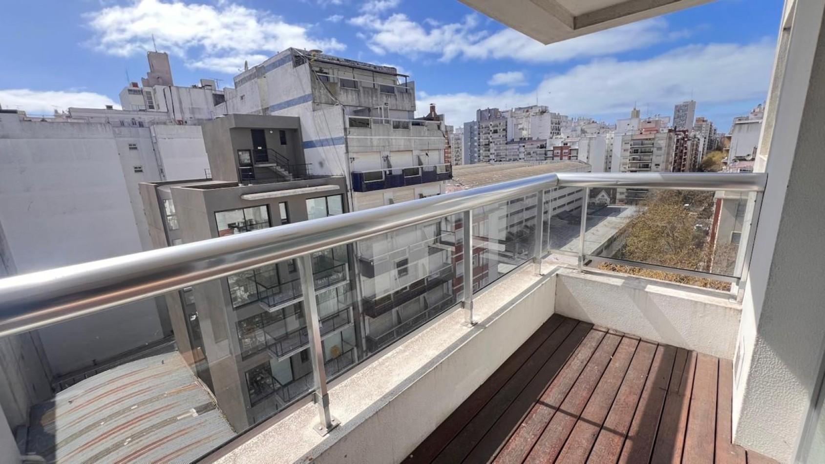 SEMIPISO DE 3 AMB EXTERNO CON BALCON Y COCHERA