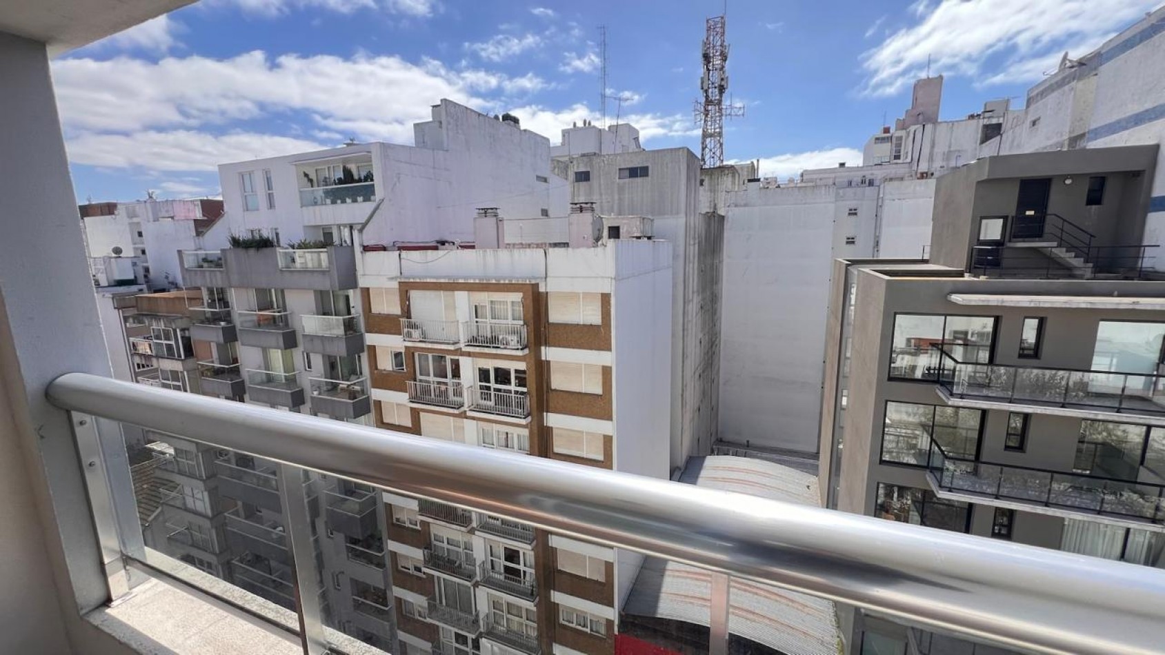SEMIPISO DE 3 AMB EXTERNO CON BALCON Y COCHERA