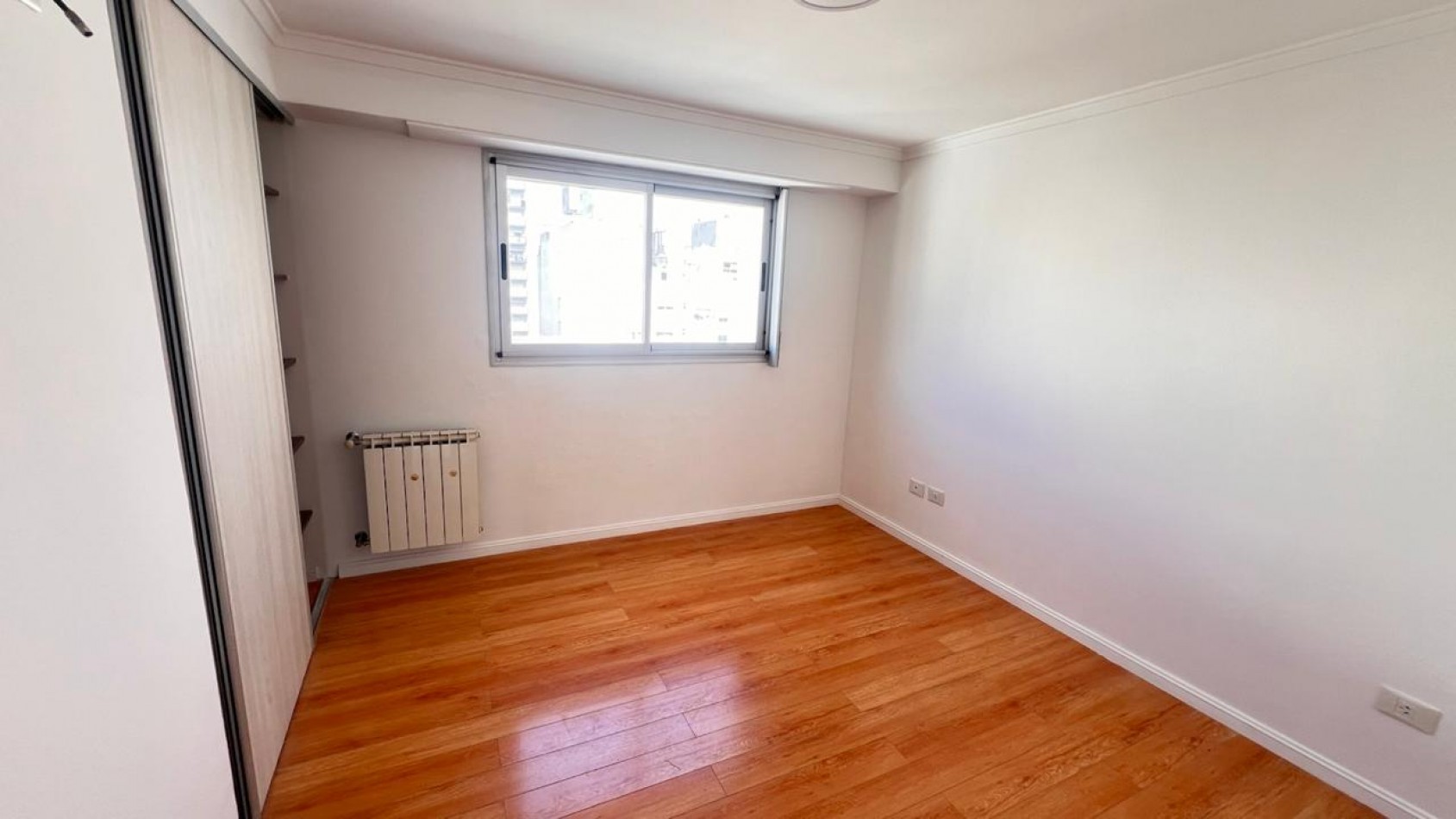 SEMIPISO DE 3 AMB EXTERNO CON BALCON Y COCHERA