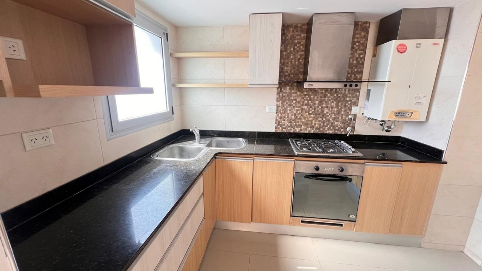 SEMIPISO DE 3 AMB EXTERNO CON BALCON Y COCHERA