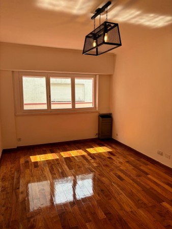 Departamento dos ambientes frente a plaza San Martin