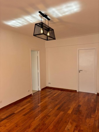 Departamento dos ambientes frente a plaza San Martin