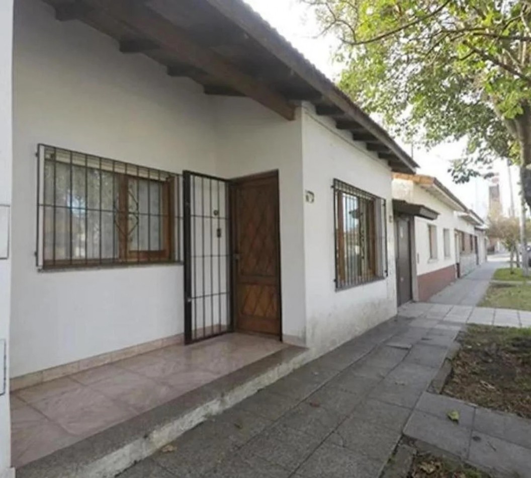 Imperdible Oportunidad!!.  Venta de PH 4 ambientes al frente c/ entrada totalmente independiente y gran patio. Zona Facultad Dean Funes al 3100.