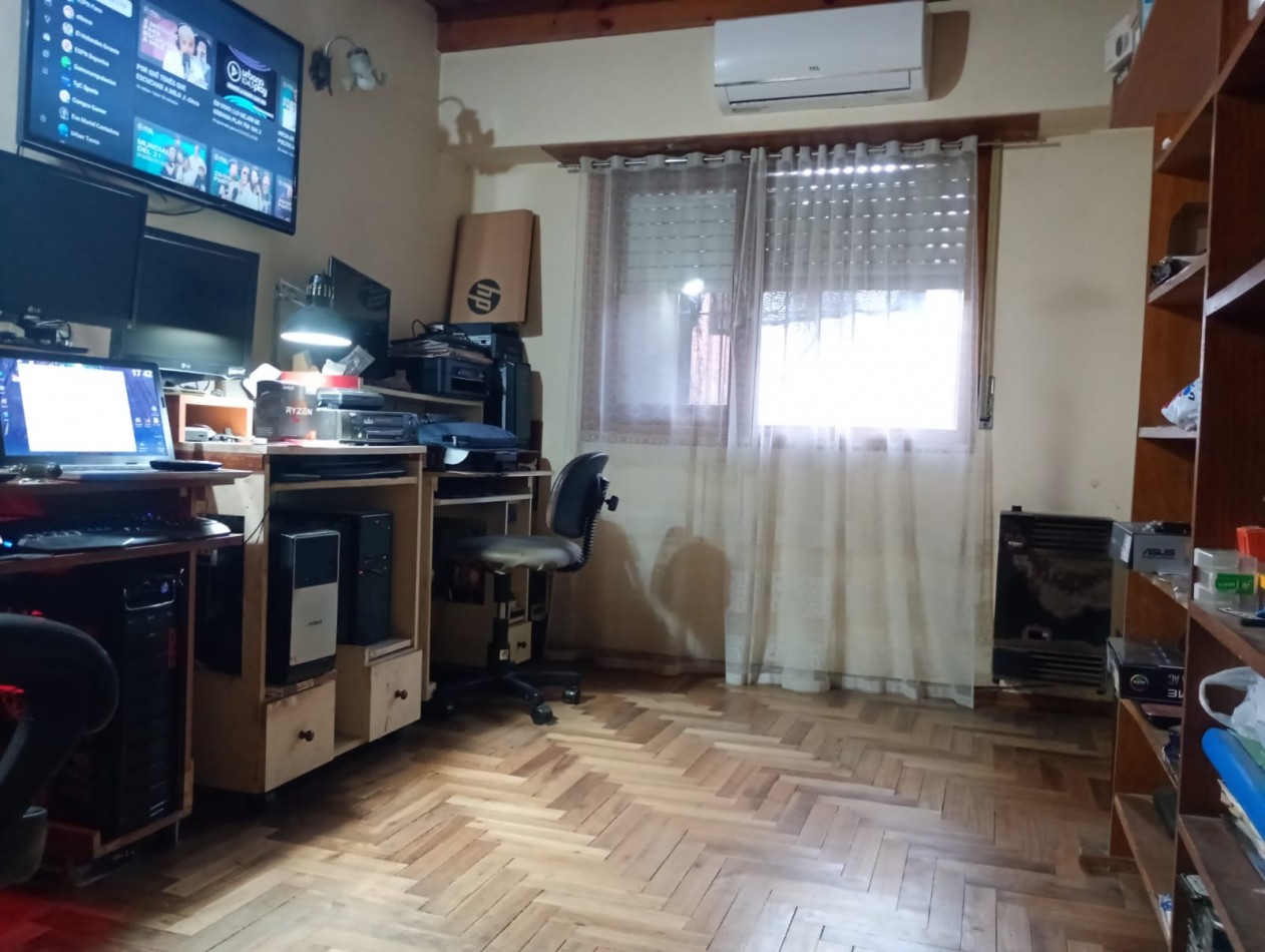 Imperdible Oportunidad!!.  Venta de PH 4 ambientes al frente c/ entrada totalmente independiente y gran patio. Zona Facultad Dean Funes al 3100.