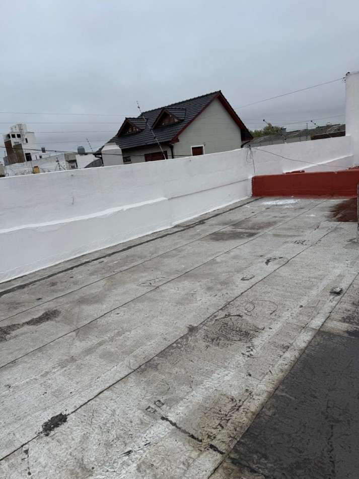 CASA DE 4 AMBIENTES MAS LOCAL SOBRE AV. JARA Y GASCON. VENDE Y PERMUTA. APTO CREDITO