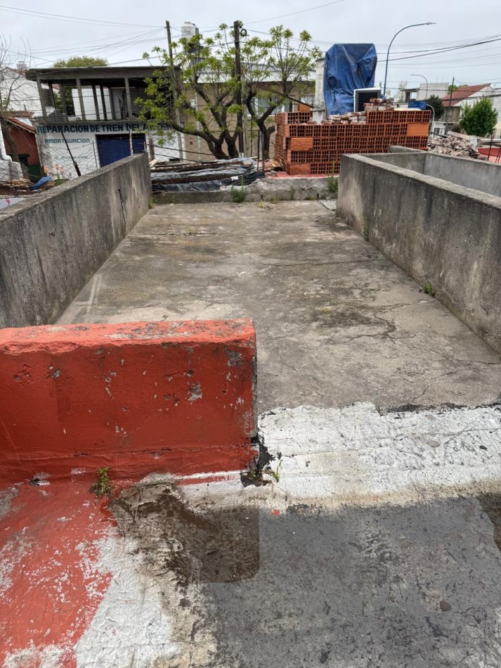 CASA DE 4 AMBIENTES MAS LOCAL SOBRE AV. JARA Y GASCON. VENDE Y PERMUTA. APTO CREDITO