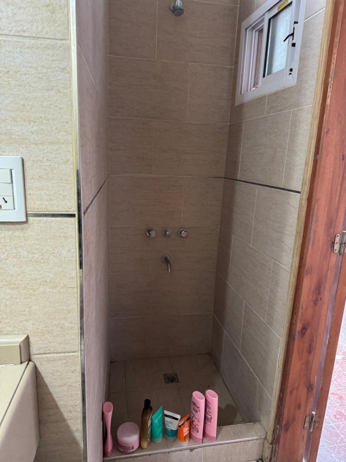 CASA DE 4 AMBIENTES MAS LOCAL SOBRE AV. JARA Y GASCON. VENDE Y PERMUTA. APTO CREDITO