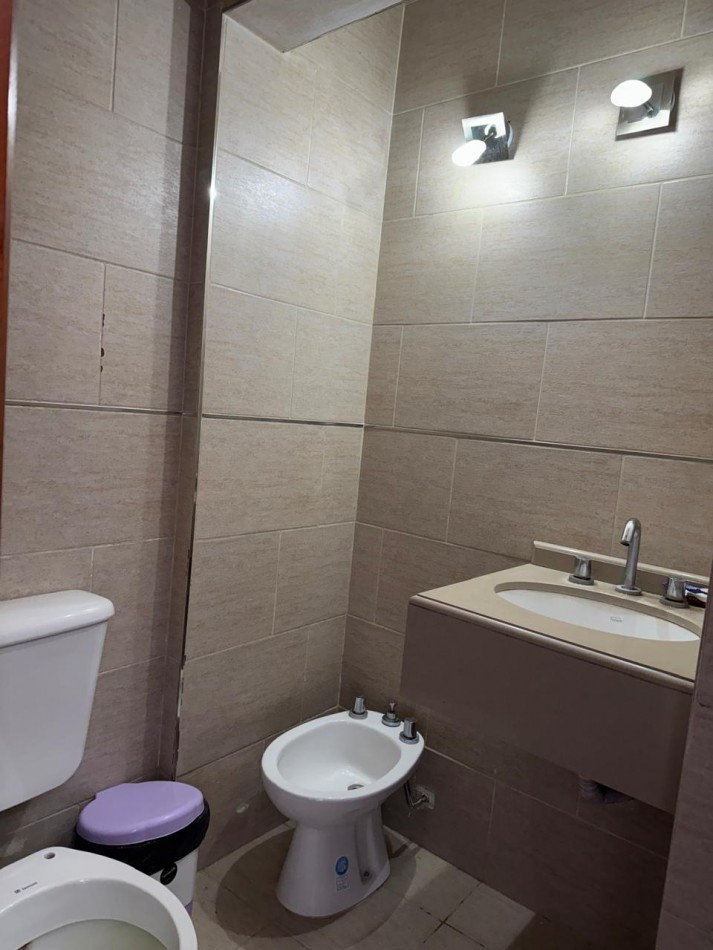 CASA DE 4 AMBIENTES MAS LOCAL SOBRE AV. JARA Y GASCON. VENDE Y PERMUTA. APTO CREDITO