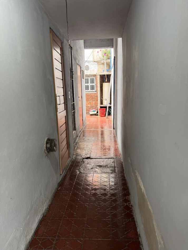 CASA DE 4 AMBIENTES MAS LOCAL SOBRE AV. JARA Y GASCON. VENDE Y PERMUTA. APTO CREDITO
