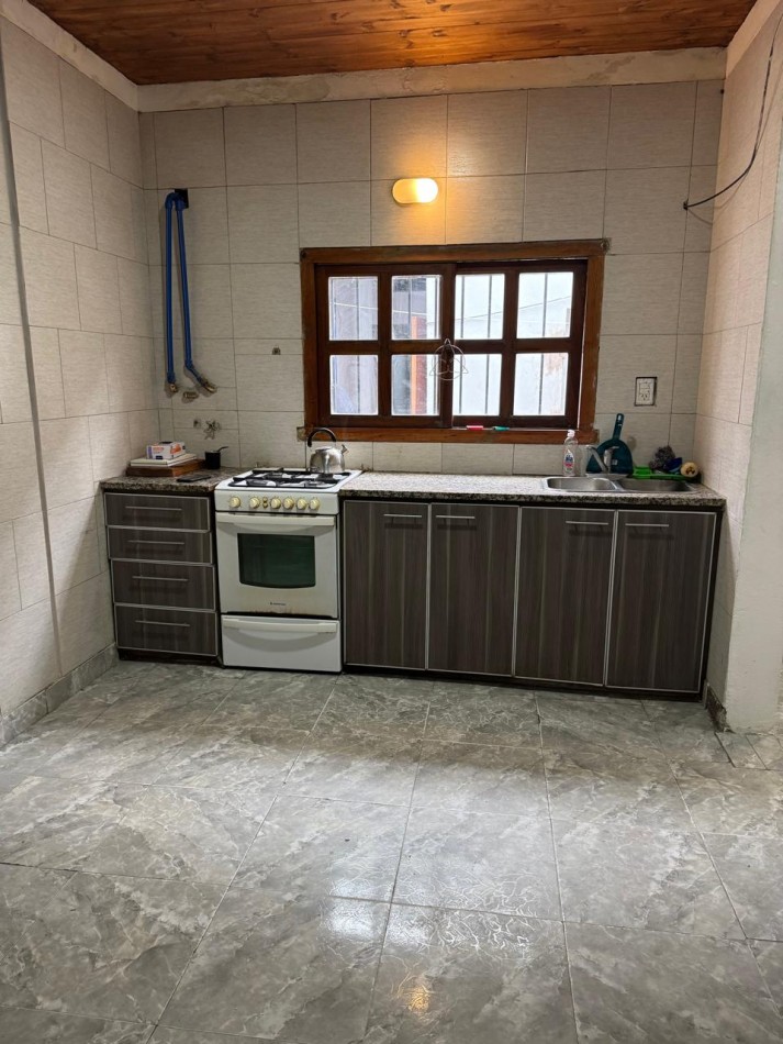 CASA DE 4 AMBIENTES MAS LOCAL SOBRE AV. JARA Y GASCON. VENDE Y PERMUTA. APTO CREDITO