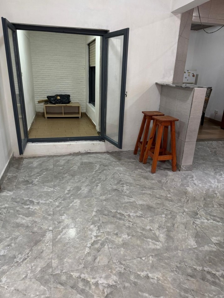 CASA DE 4 AMBIENTES MAS LOCAL SOBRE AV. JARA Y GASCON. VENDE Y PERMUTA. APTO CREDITO