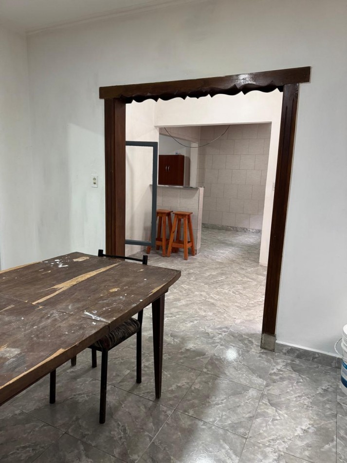 CASA DE 4 AMBIENTES MAS LOCAL SOBRE AV. JARA Y GASCON. VENDE Y PERMUTA. APTO CREDITO