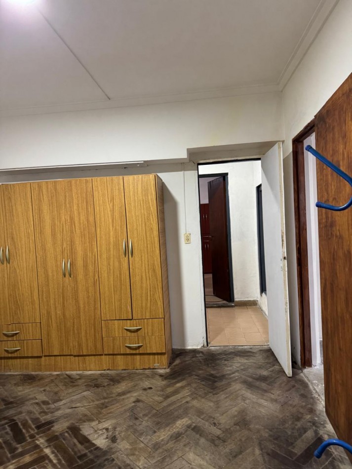 CASA DE 4 AMBIENTES MAS LOCAL SOBRE AV. JARA Y GASCON. VENDE Y PERMUTA. APTO CREDITO