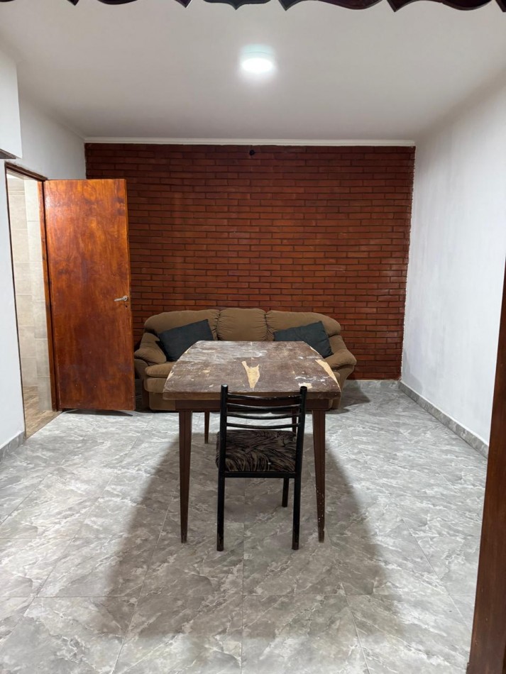 CASA DE 4 AMBIENTES MAS LOCAL SOBRE AV. JARA Y GASCON. VENDE Y PERMUTA. APTO CREDITO