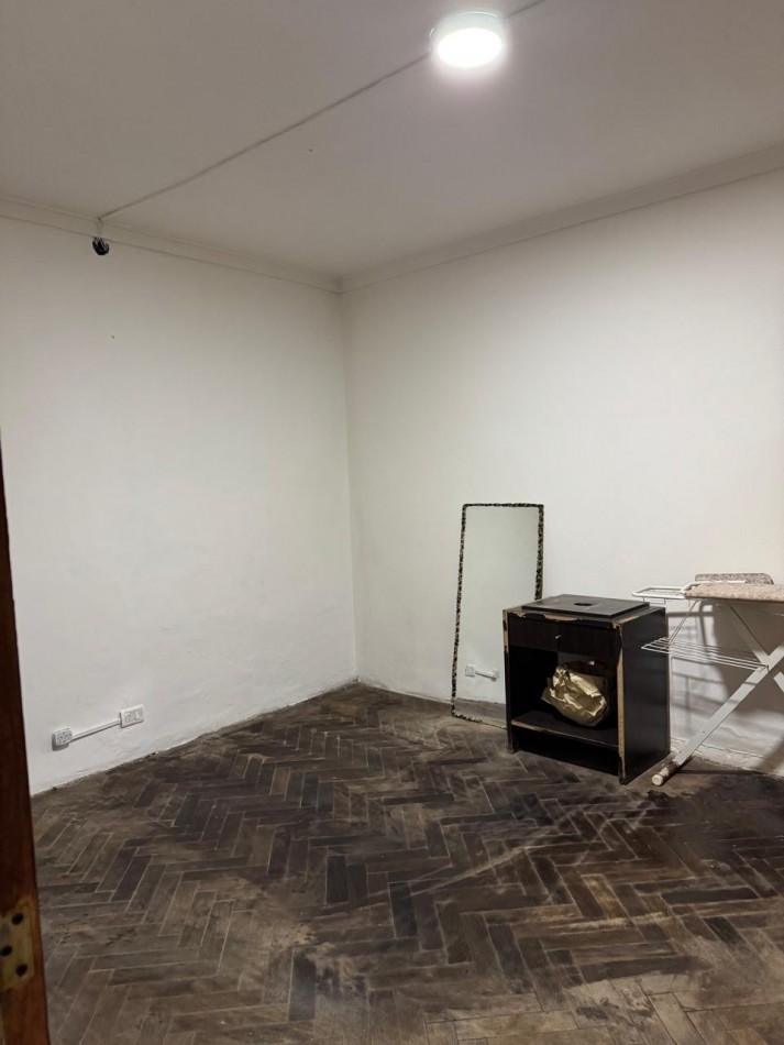 CASA DE 4 AMBIENTES MAS LOCAL SOBRE AV. JARA Y GASCON. VENDE Y PERMUTA. APTO CREDITO