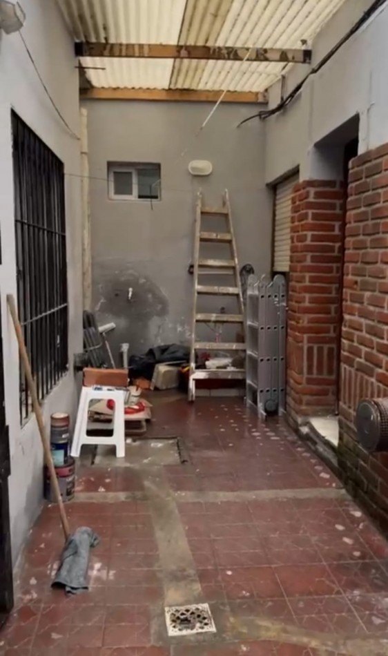 CASA DE 4 AMBIENTES MAS LOCAL SOBRE AV. JARA Y GASCON. VENDE Y PERMUTA. APTO CREDITO