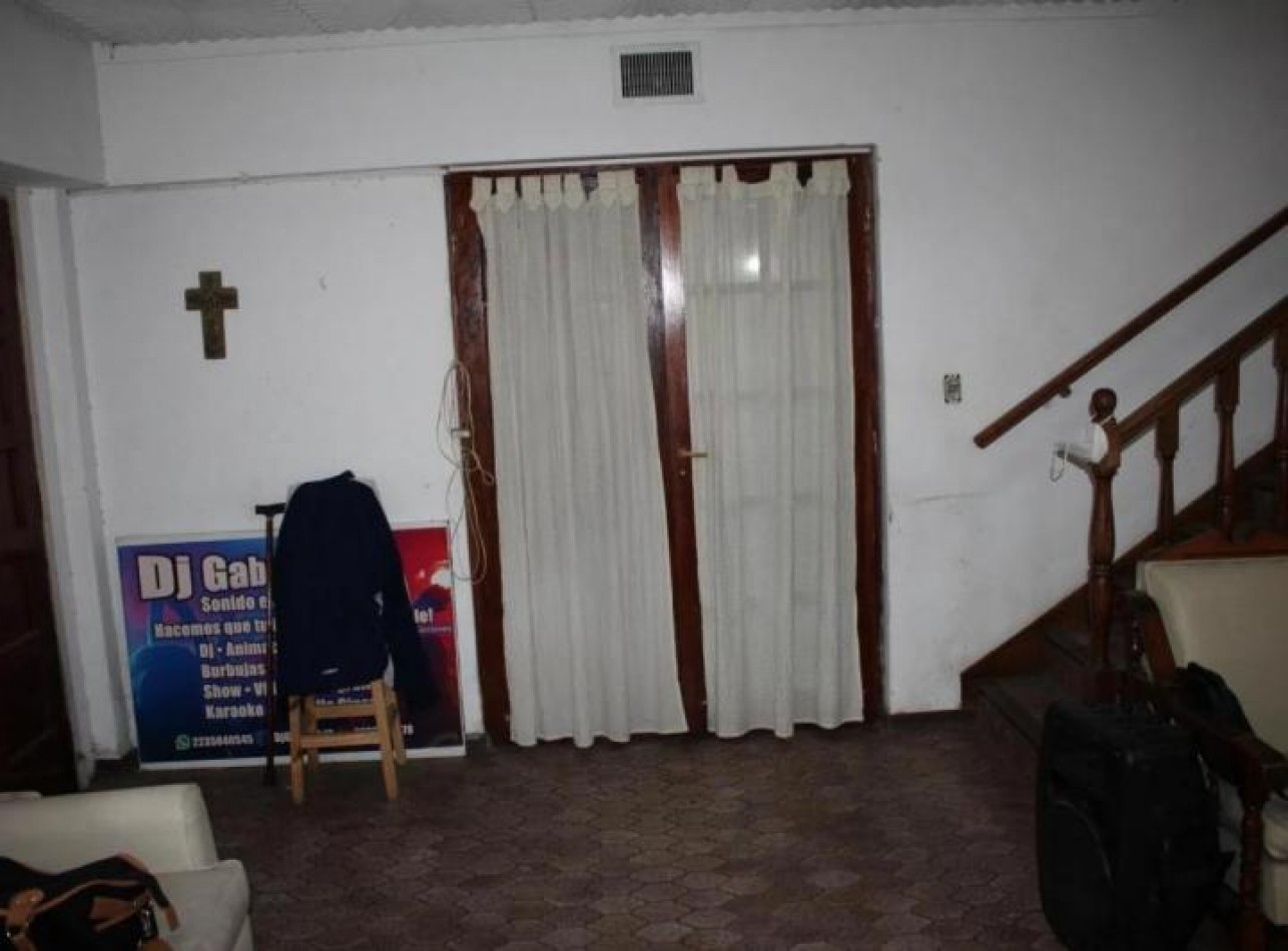 CHALET DE 5 AMBIENTES EN DOS PLANTAS, A RECICLAR, SOBRE ALVARADO Y SAN JUAN