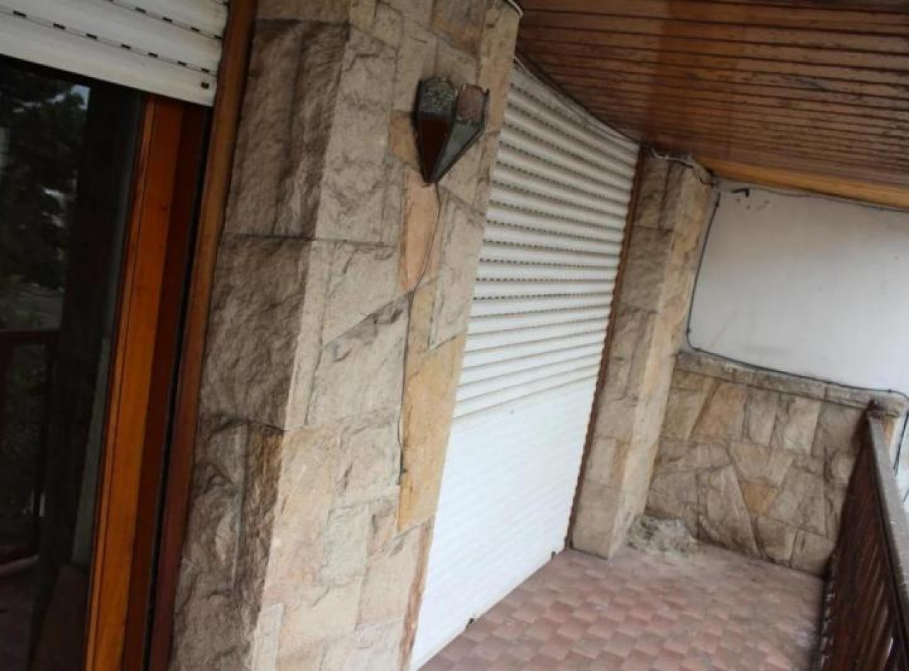 CHALET DE 5 AMBIENTES EN DOS PLANTAS, A RECICLAR, SOBRE ALVARADO Y SAN JUAN