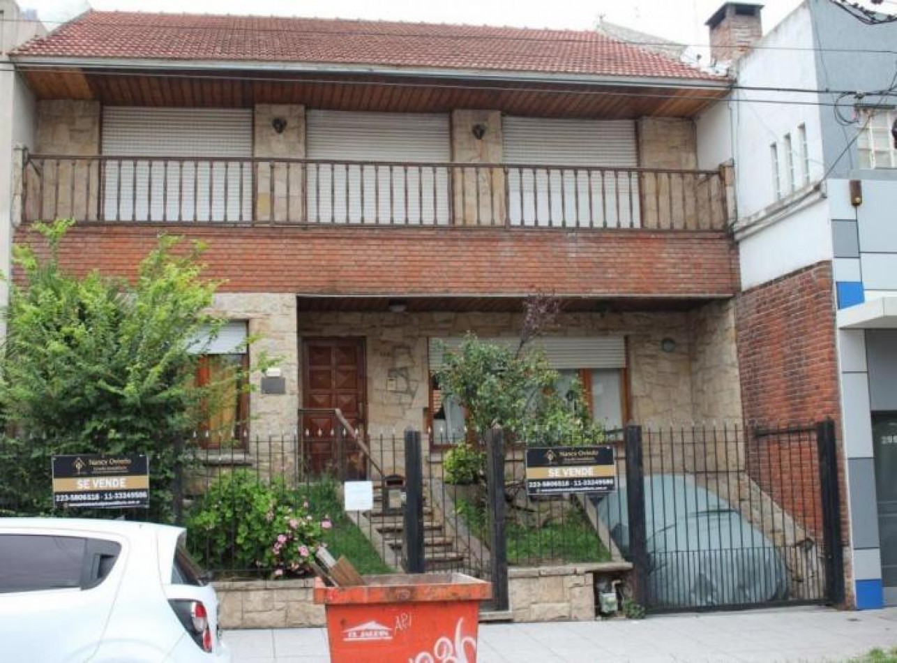 CHALET DE 5 AMBIENTES EN DOS PLANTAS, A RECICLAR, SOBRE ALVARADO Y SAN JUAN