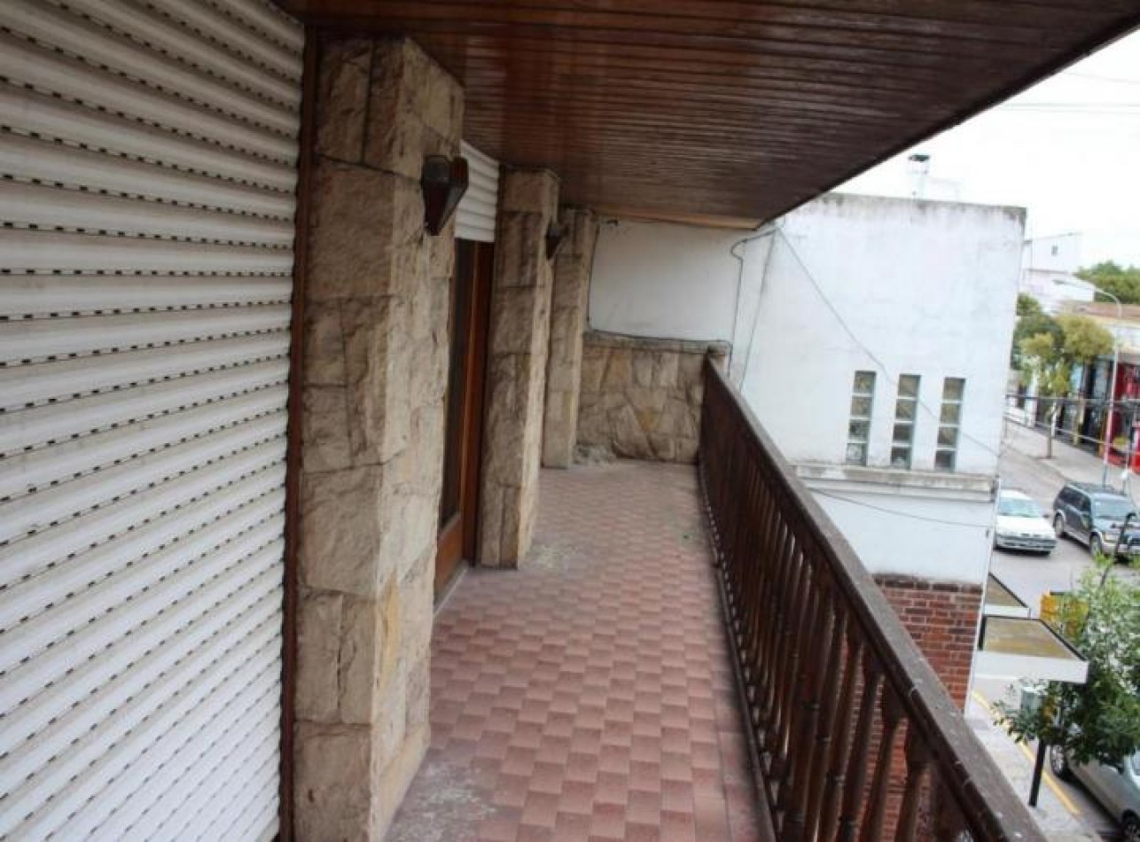 CHALET DE 5 AMBIENTES EN DOS PLANTAS, A RECICLAR, SOBRE ALVARADO Y SAN JUAN