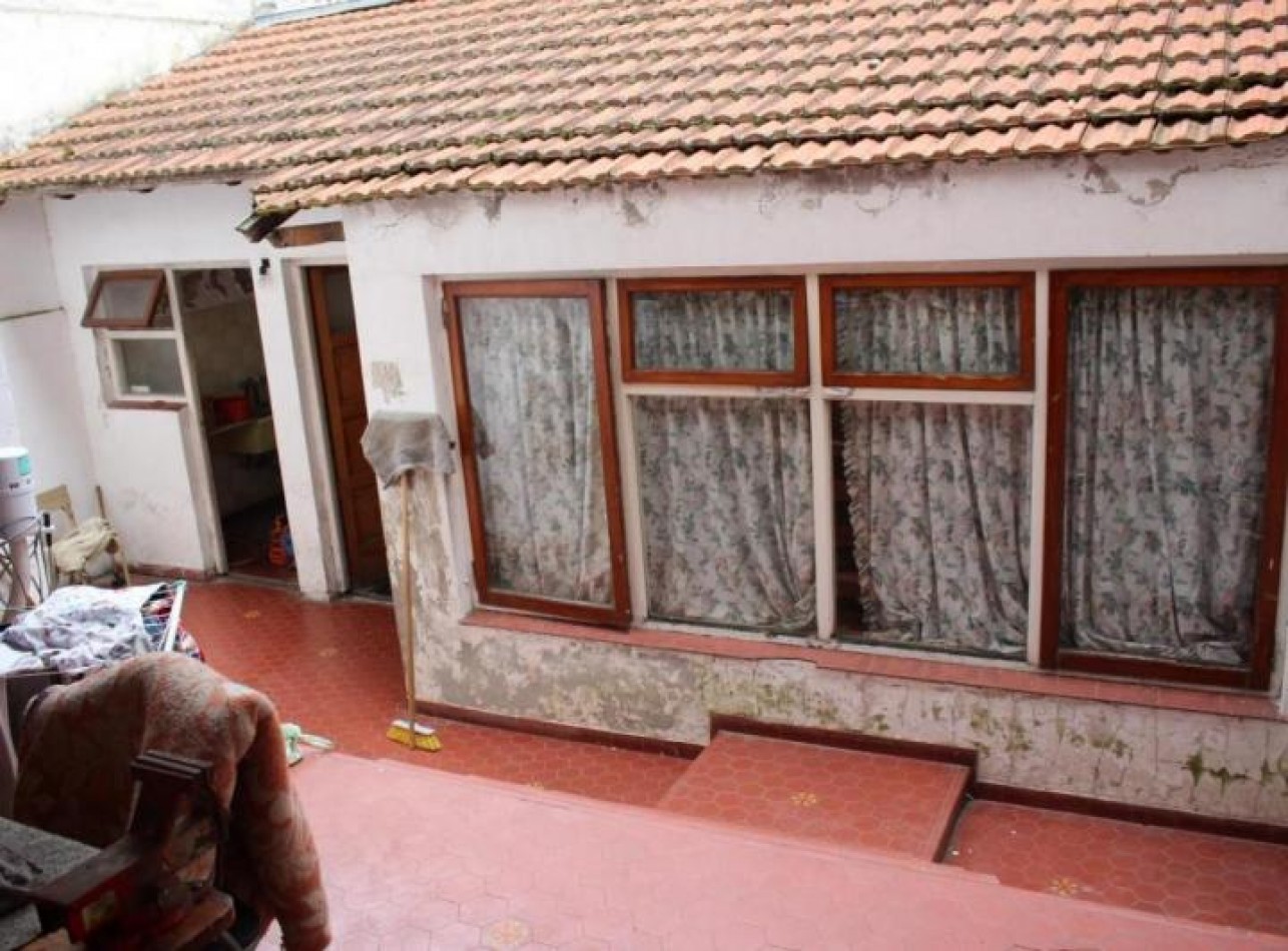 CHALET DE 5 AMBIENTES EN DOS PLANTAS, A RECICLAR, SOBRE ALVARADO Y SAN JUAN