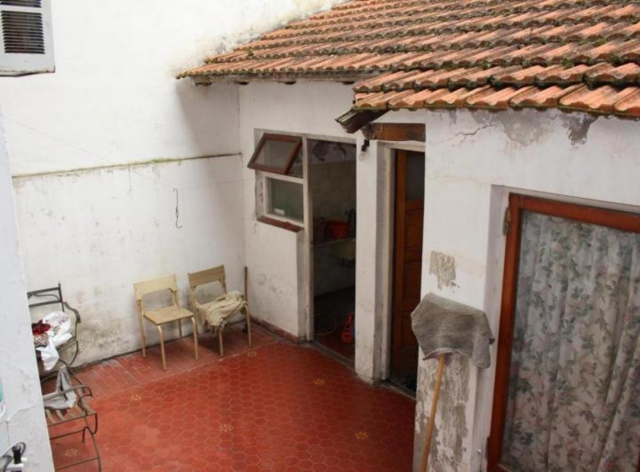 CHALET DE 5 AMBIENTES EN DOS PLANTAS, A RECICLAR, SOBRE ALVARADO Y SAN JUAN