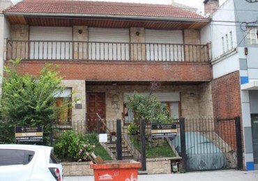 CHALET DE 5 AMBIENTES EN DOS PLANTAS, A RECICLAR, SOBRE ALVARADO Y SAN JUAN