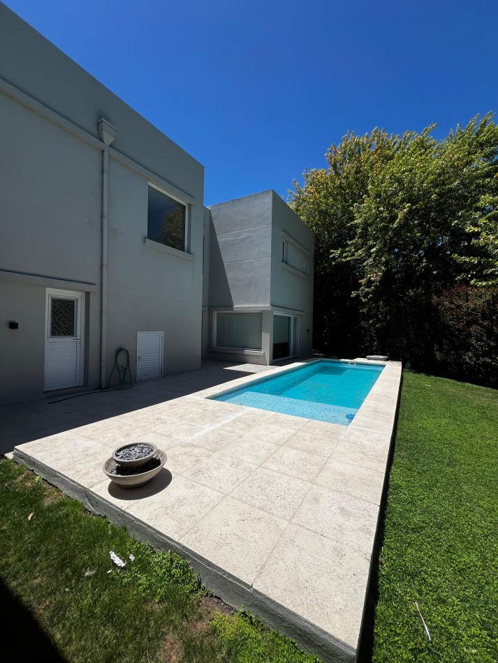 ALQUILER/ VENTA  ARENAS DEL SUR - EXCLUSIVA CASA 4 DORMITORIOS PARQUE Y PISCINA