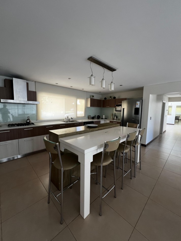 ALQUILER/ VENTA  ARENAS DEL SUR - EXCLUSIVA CASA 4 DORMITORIOS PARQUE Y PISCINA