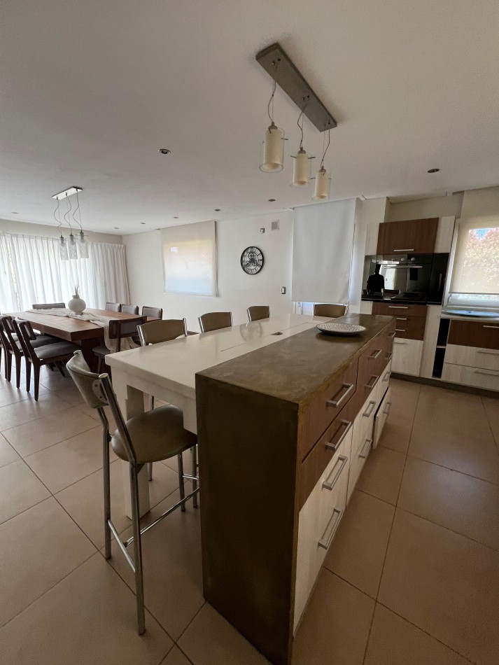 ALQUILER/ VENTA  ARENAS DEL SUR - EXCLUSIVA CASA 4 DORMITORIOS PARQUE Y PISCINA