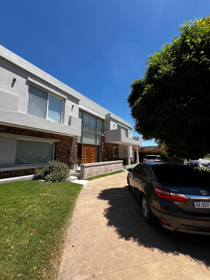 ALQUILER/ VENTA  ARENAS DEL SUR - EXCLUSIVA CASA 4 DORMITORIOS PARQUE Y PISCINA