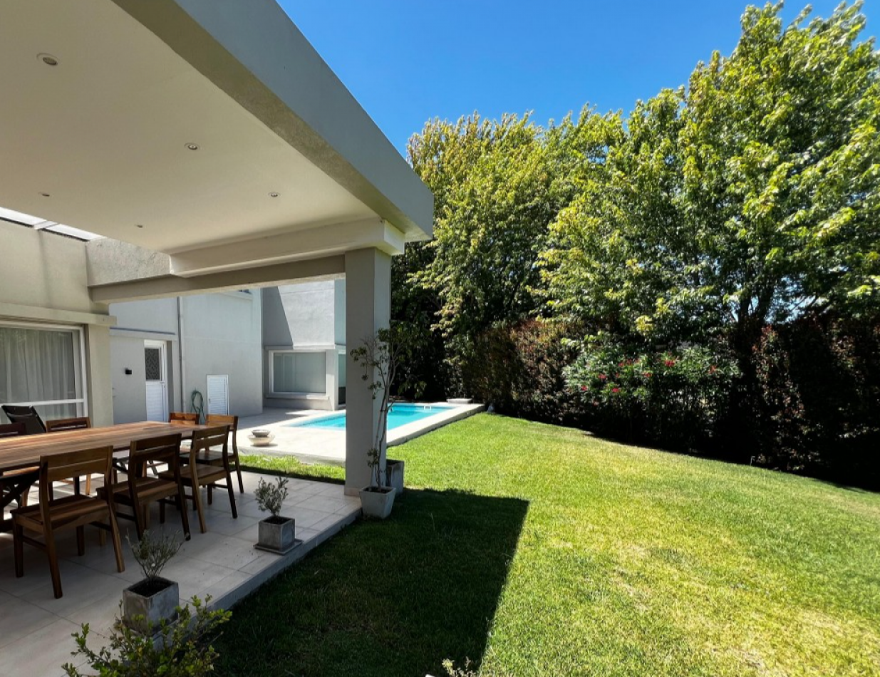 ALQUILER/ VENTA  ARENAS DEL SUR - EXCLUSIVA CASA 4 DORMITORIOS PARQUE Y PISCINA