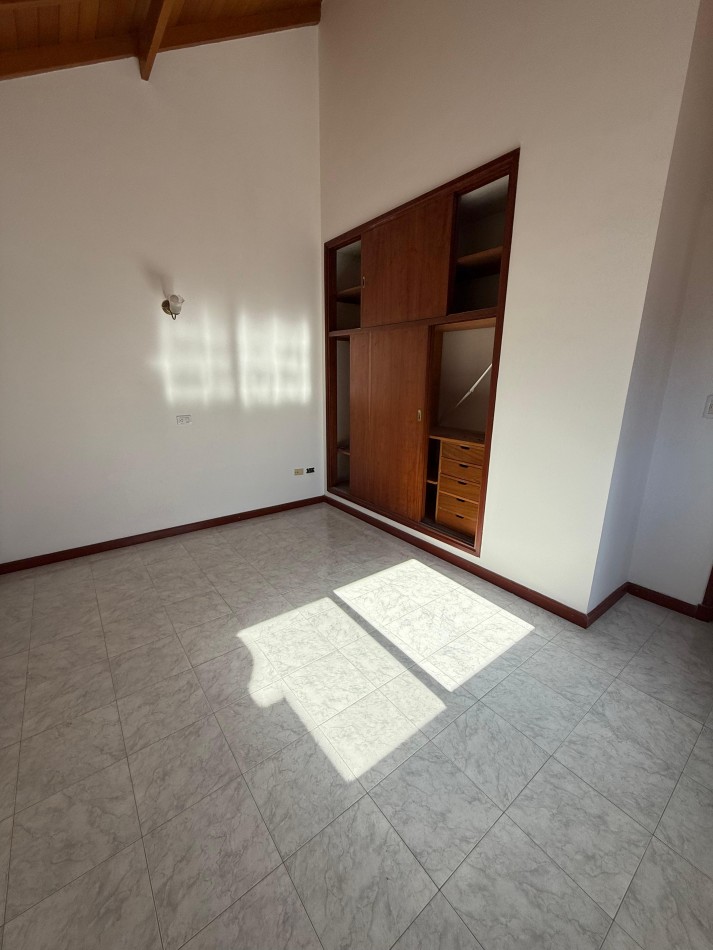 Chalet 5 ambientes - Los Troncos 