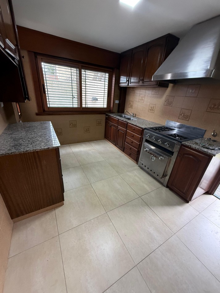 Chalet 5 ambientes - Los Troncos 