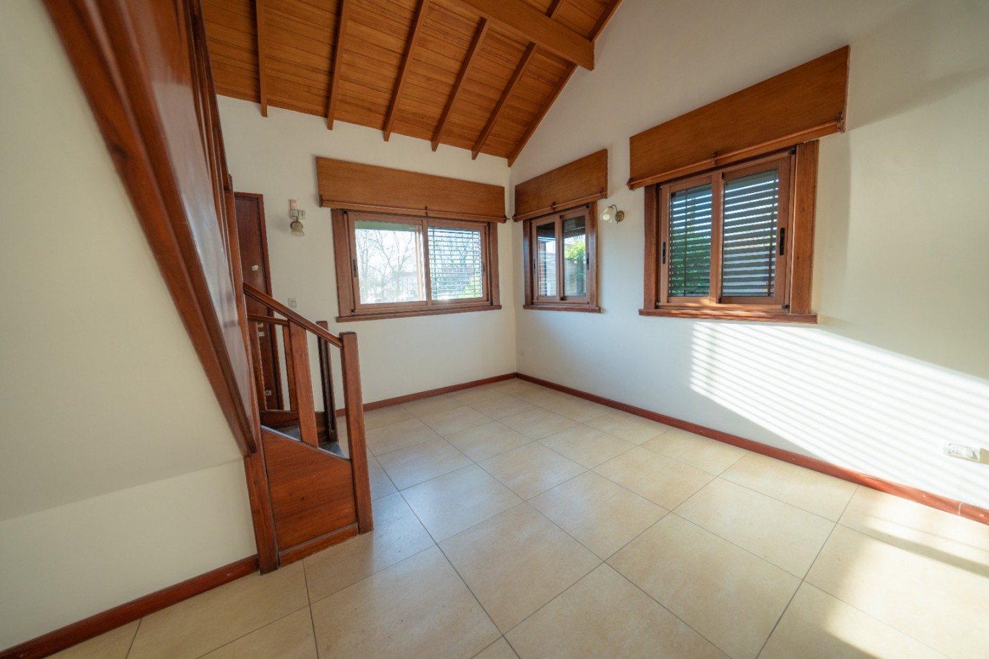 Chalet 5 ambientes - Los Troncos 