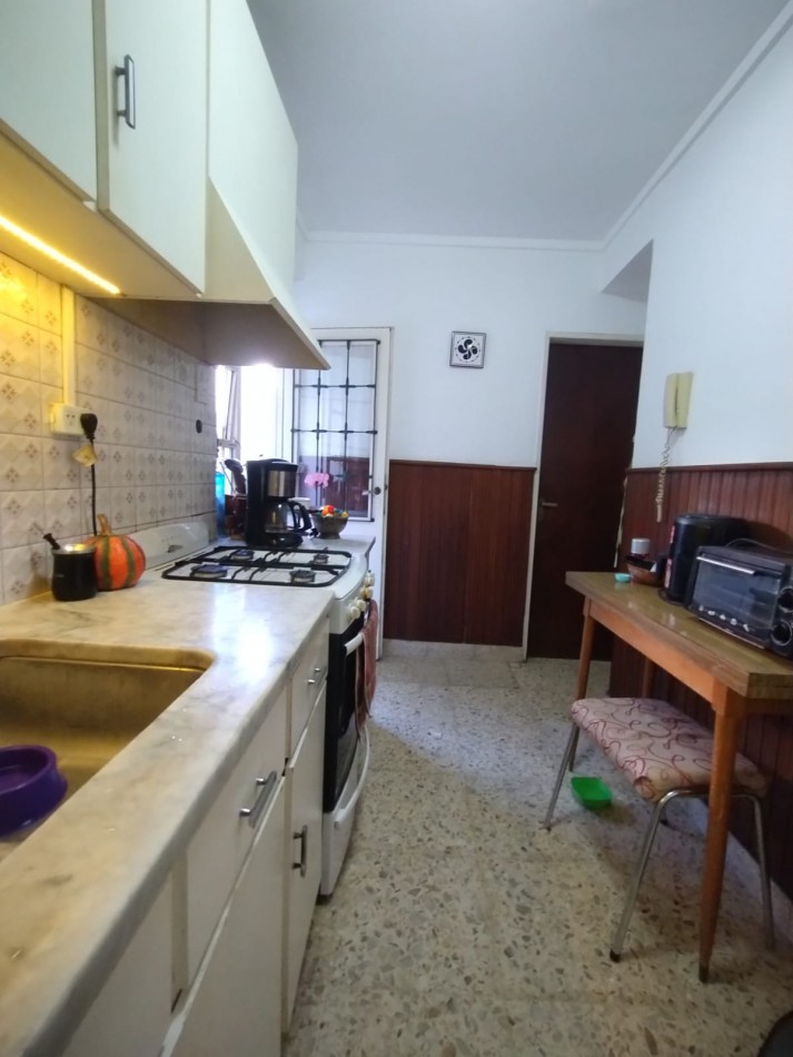 VENTA DEPARTAMENTO, 3 AMB. CON DEPENDENCIAS COMPLETAS, AL FRENTE CON BALCON Y PATIO, ZONA CENTRO !!!!