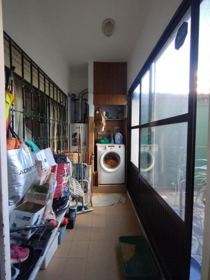 VENTA DEPARTAMENTO, 3 AMB. CON DEPENDENCIAS COMPLETAS, AL FRENTE CON BALCON Y PATIO, ZONA CENTRO !!!!