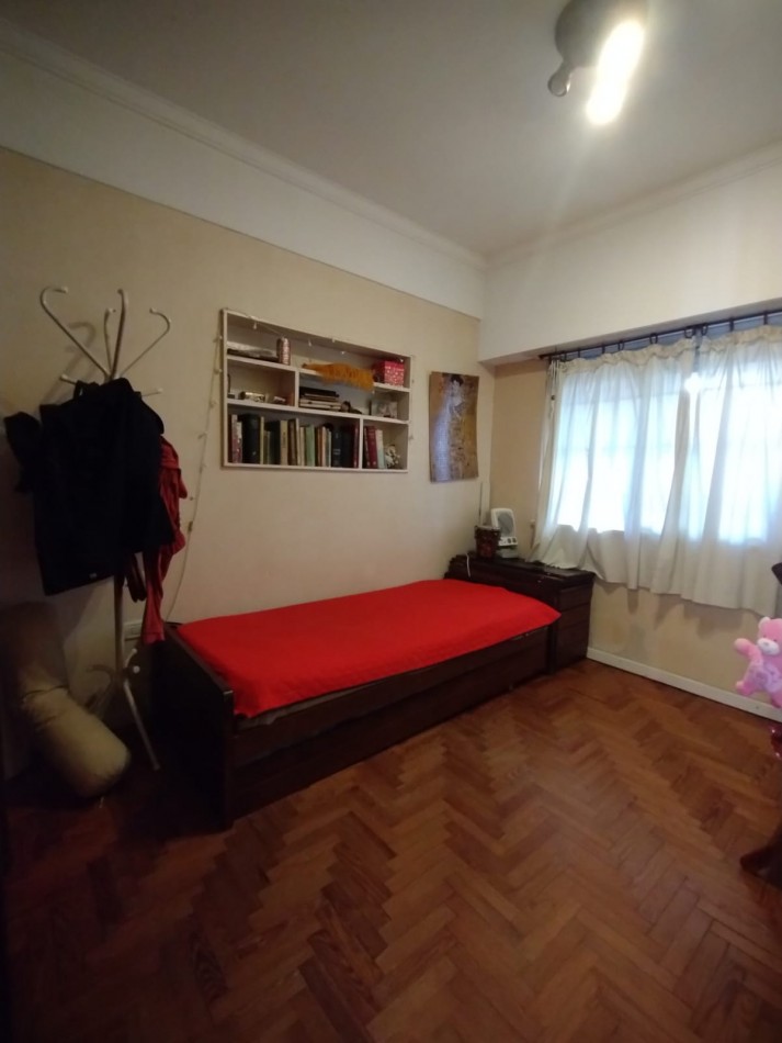 VENTA DEPARTAMENTO, 3 AMB. CON DEPENDENCIAS COMPLETAS, AL FRENTE CON BALCON Y PATIO, ZONA CENTRO !!!!