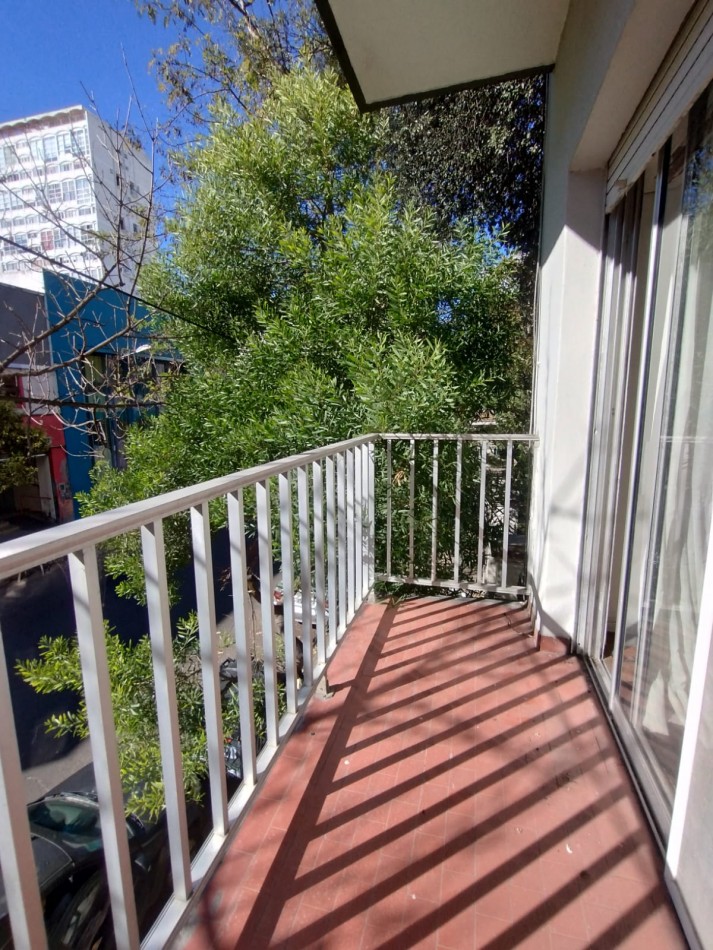 VENTA DEPARTAMENTO, 3 AMB. CON DEPENDENCIAS COMPLETAS, AL FRENTE CON BALCON Y PATIO, ZONA CENTRO !!!!