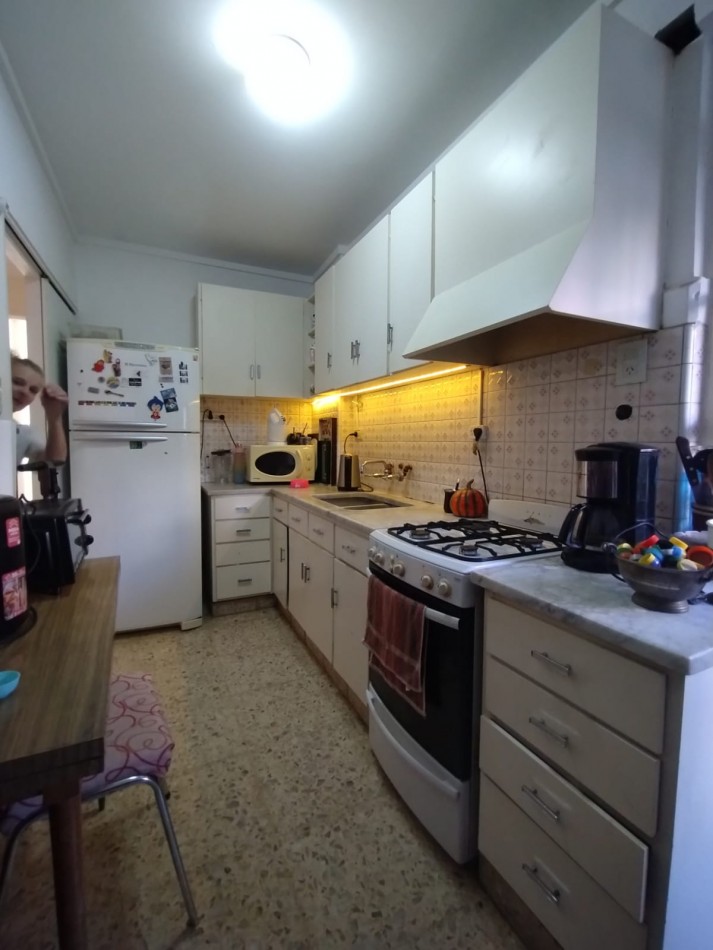 VENTA DEPARTAMENTO, 3 AMB. CON DEPENDENCIAS COMPLETAS, AL FRENTE CON BALCON Y PATIO, ZONA CENTRO !!!!