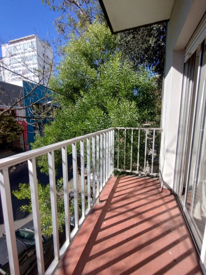 VENTA DEPARTAMENTO, 3 AMB. CON DEPENDENCIAS COMPLETAS, AL FRENTE CON BALCON Y PATIO, ZONA CENTRO !!!!