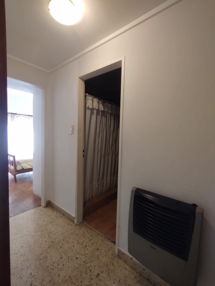 VENTA DEPARTAMENTO, 3 AMB. CON DEPENDENCIAS COMPLETAS, AL FRENTE CON BALCON Y PATIO, ZONA CENTRO !!!!