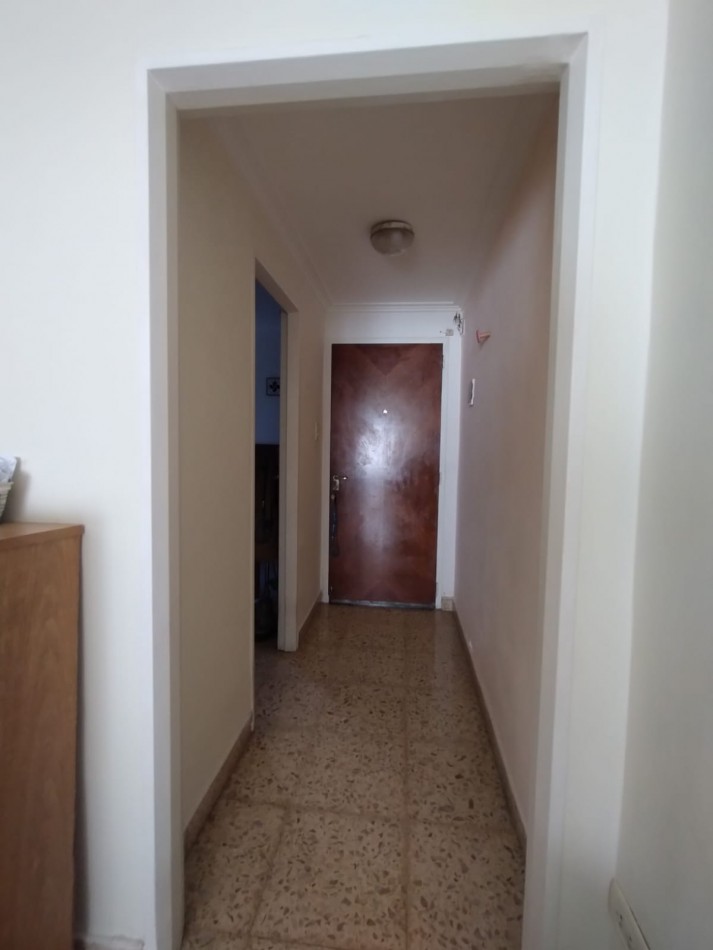 VENTA DEPARTAMENTO, 3 AMB. CON DEPENDENCIAS COMPLETAS, AL FRENTE CON BALCON Y PATIO, ZONA CENTRO !!!!