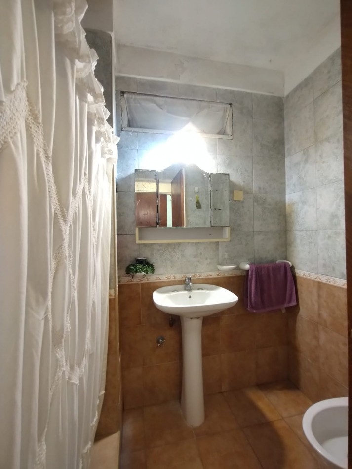 VENTA DEPARTAMENTO, 3 AMB. CON DEPENDENCIAS COMPLETAS, AL FRENTE CON BALCON Y PATIO, ZONA CENTRO !!!!